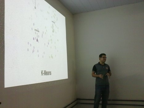 Anderson Berg apresentando sobre Clustering + Numpy + Cython