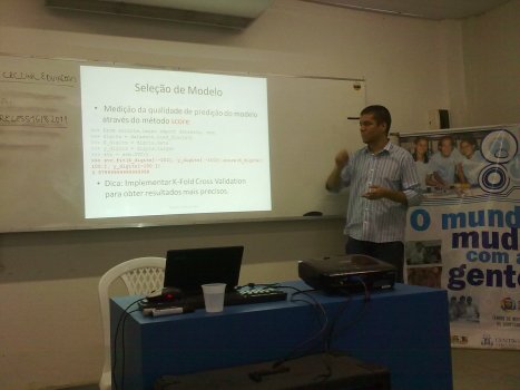 Marcelo Lacerda apresentando sobre o Scikit-Learn
