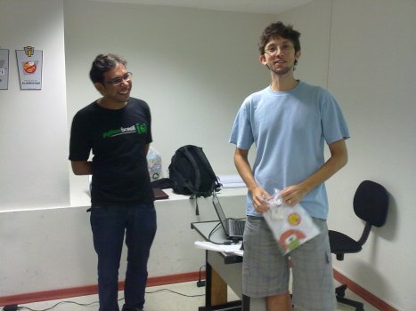 Raony Araújo recebendo a camisa do PUG-PE