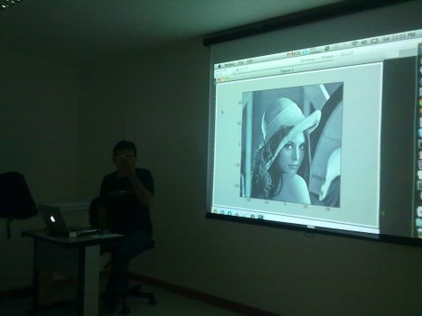 Marcel demonstrando o uso de Python para manipulação de gráficos