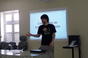 Fernando Rocha apresentando sobre os Mitos de Python 