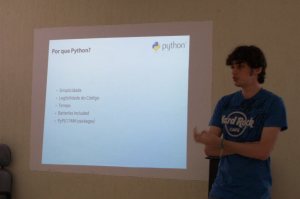André Ericson apresentando sobre Tarefas Automatizadas com Python