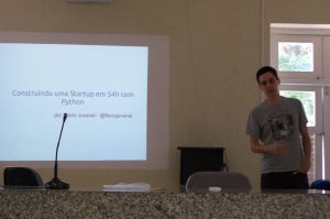 Flávio Juvenal apresentando como Construiu uma Startup em 54 hrs com Python